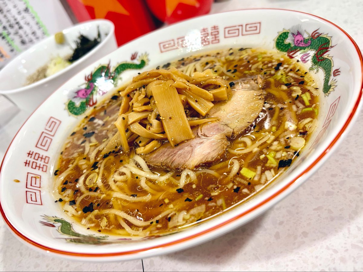 kan_ramen's tweet photo. 昨日は昼休みに後輩と「ラーメン星印」へ。
イニシャルMと〆のお茶漬けご飯。
横浜一胸を打つラーメンを求めて。
鼻腔をくすぐる生姜の鮮烈な香り。
一層深みを増した香味油。
驚くほど均整の取れたスープ。
軽快なすすり心地の中細麺。
郷愁と洗練が同居する奇跡の一杯。
気が付けば丼が空に。 https://t.co/j6lqLRHS18