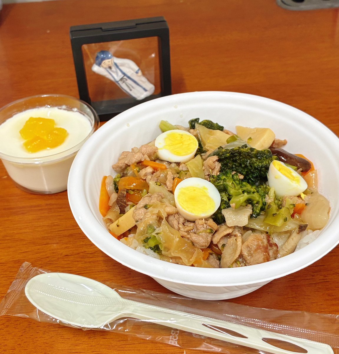 今日のお昼はランチマーケットでCha-ngokushiさんの具だくさん中華丼と杏仁プリンにしてみた！
おいしかったです😋✨