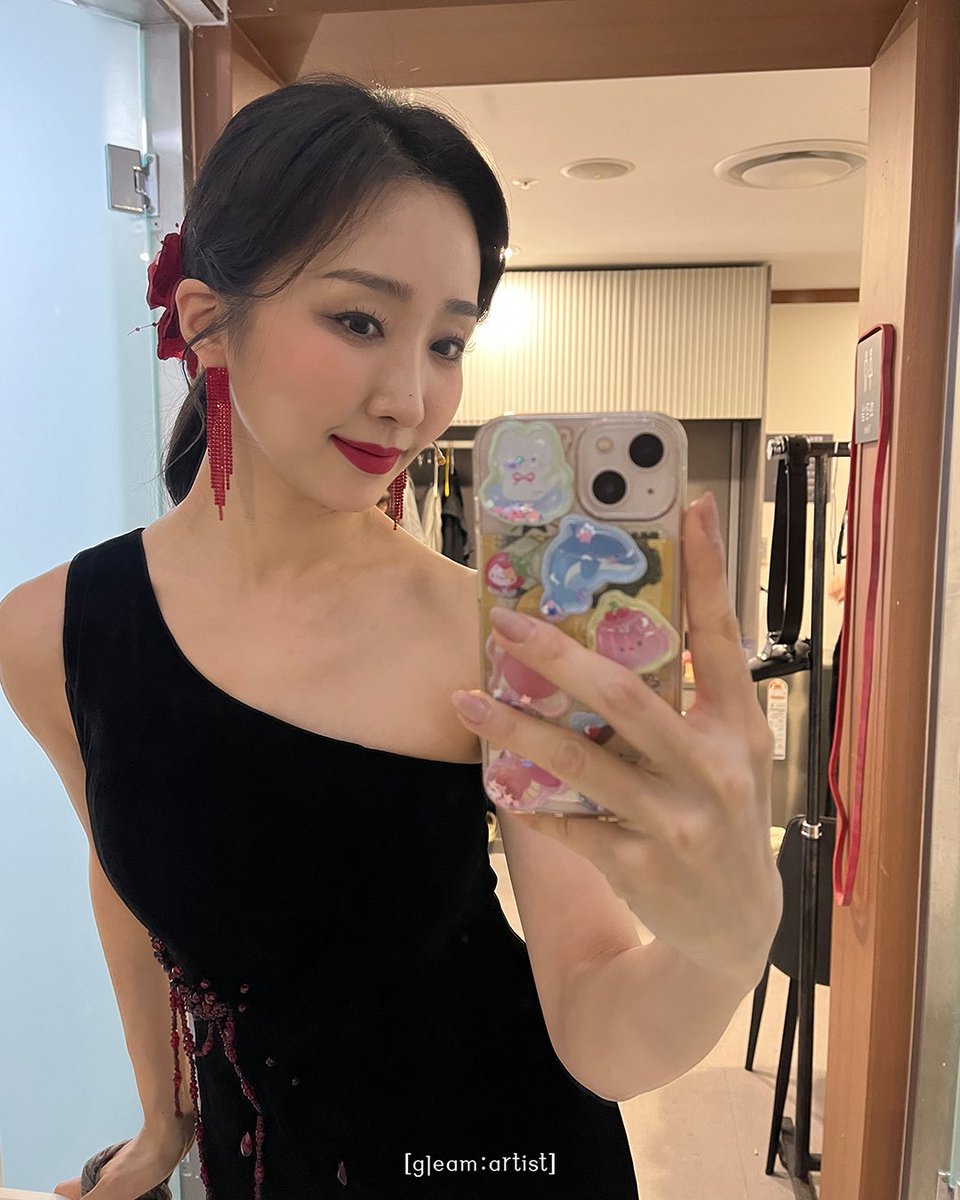 gleamartists's tweet photo. 📷 ʜᴇʟʟᴏ #김려원 
#뮤지컬 #스윙데이즈 #암호명A 🎙️

베로니카 役 #김려원 배우가
첫공을 잘 올렸습니다♥️

“멈추지 마~! 
흔들리는 세상 속에서 그저 지켜보고만 있을 수 없는 사람들! 멈출 수 없는 그들의 이야기를 스윙데이즈에서 만나보세요!”

#GLEAMARTIST #KIMRYEOWON https://t.co/4ChEbNmUF5