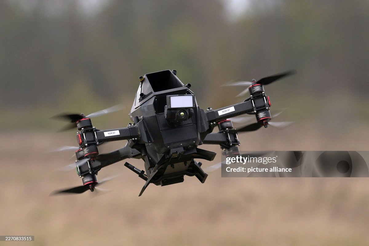 dronesdeguerra's tweet image. ONBERG (Ondas Inc + Heidelberger Druckmaschinen AG) demostrando un dron interceptor equipado con un lanzador de redes en Brandenburg an der Havel 🇩🇪
#drone