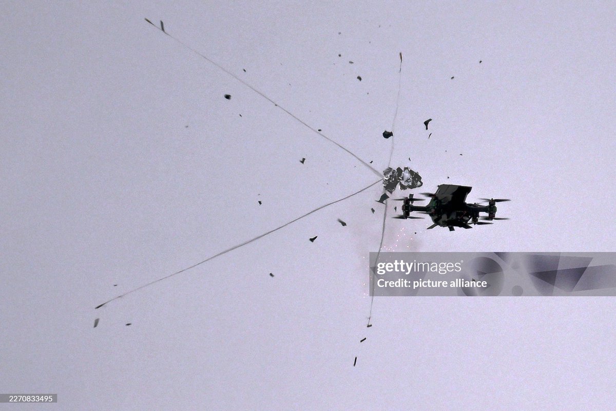 dronesdeguerra's tweet image. ONBERG (Ondas Inc + Heidelberger Druckmaschinen AG) demostrando un dron interceptor equipado con un lanzador de redes en Brandenburg an der Havel 🇩🇪
#drone