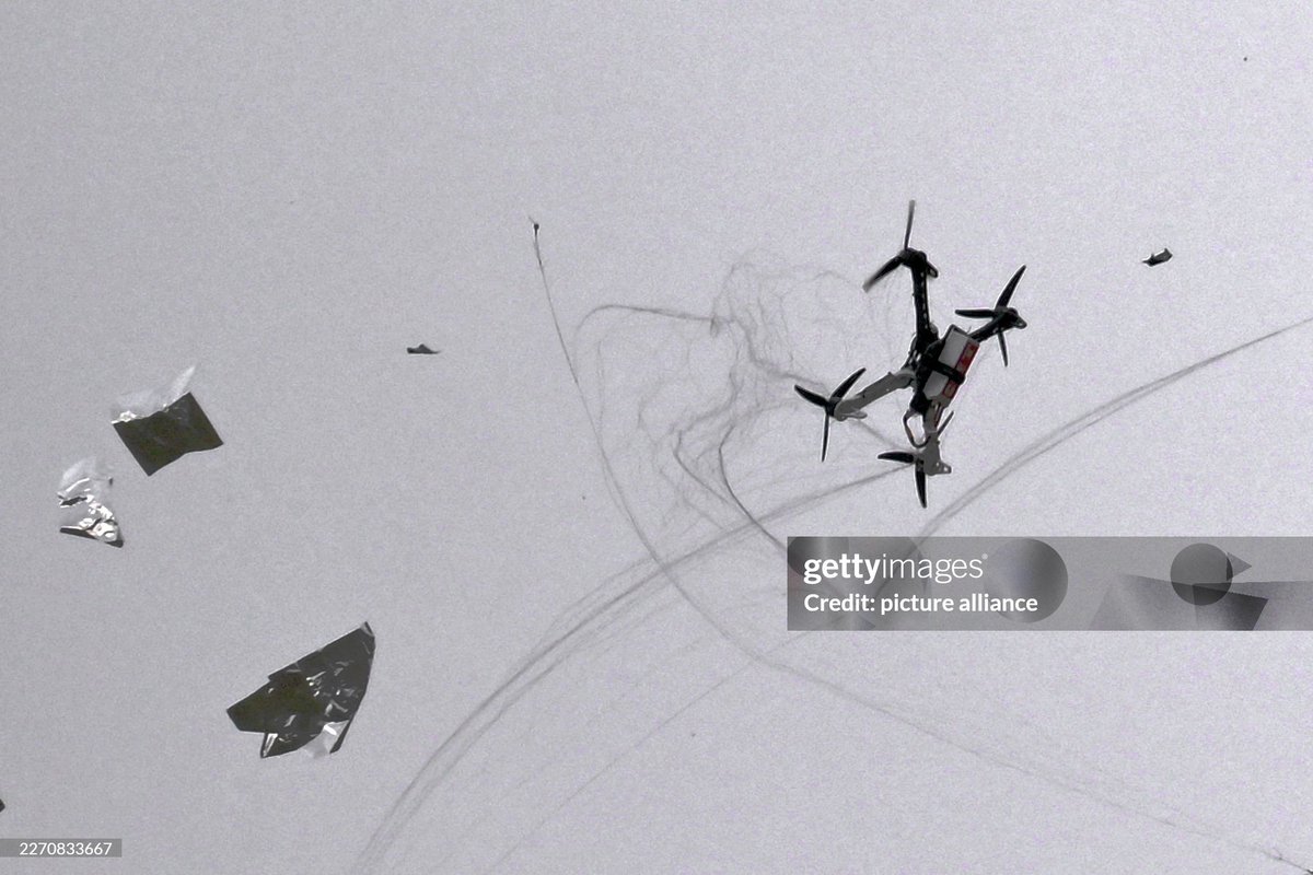 dronesdeguerra's tweet image. ONBERG (Ondas Inc + Heidelberger Druckmaschinen AG) demostrando un dron interceptor equipado con un lanzador de redes en Brandenburg an der Havel 🇩🇪
#drone