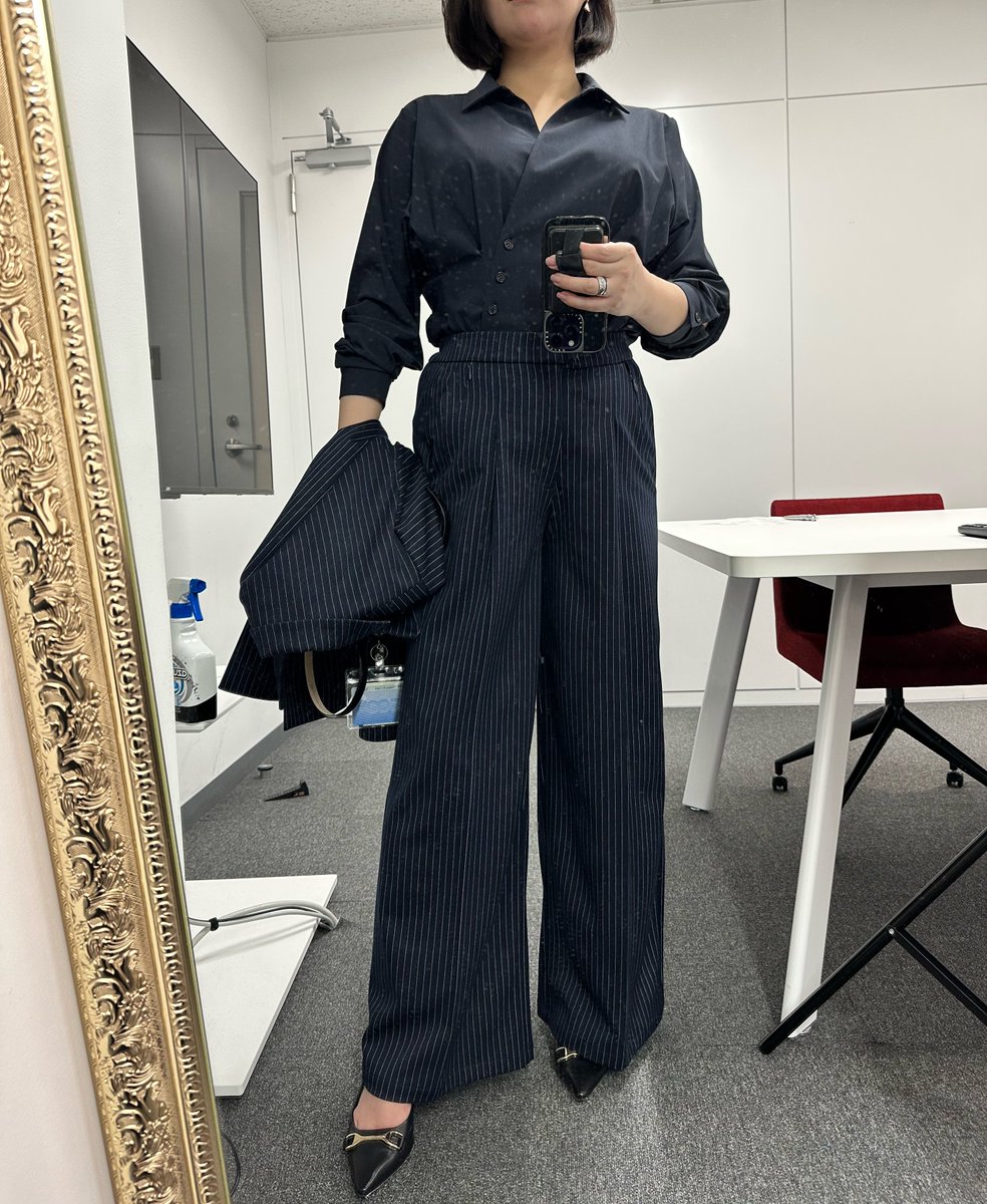 ピンストライプでパンツはこの形だと脚長く見えるよね