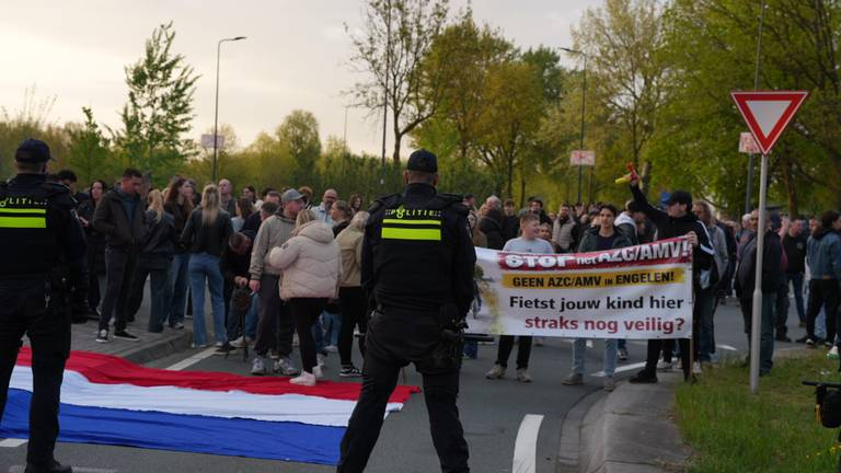 Protest tegen AZC in Den Bosch: 2 opgepakt, ME ingezet