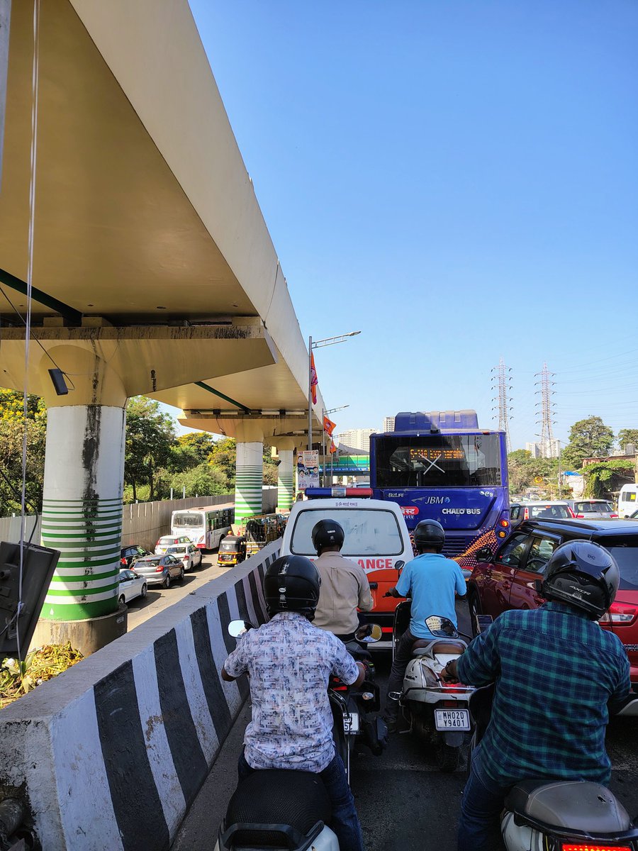 JashSheth's tweet photo. @PratapSarnaik @Dev_Fadnavis @mybmc 
You guys badly need to think up for a solution for the signal at chunabhatti on the EEE . Like who in the world puts up a signal on an express Highway.
I saw the ambulance in the photo lose a life due to this.
Kindly put brains to work. https://t.co/4jy58KcWfD