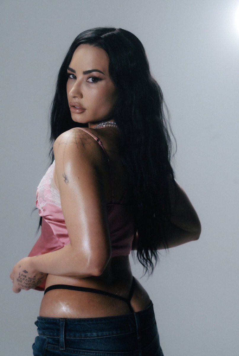JCMDNews's tweet photo. Demi Lovato stuns for ‘Low Rise Jeans’. https://t.co/dEOfbBkGYh