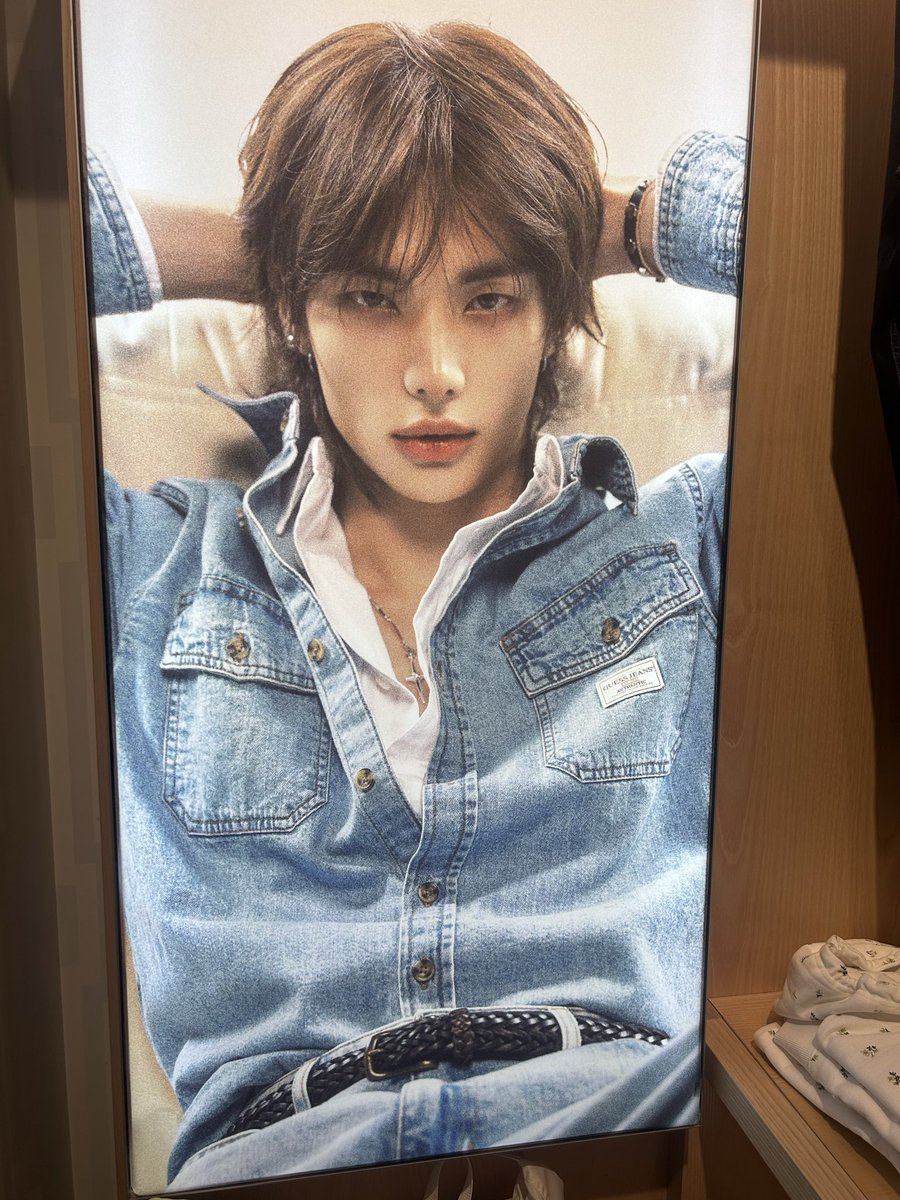 StrayKidsBrasil's tweet image. 「 #RANDOM • 17.04.26 」 
AMAMOS! Lojas da GUESS em Milão esbanjam fotos enormes de sua campanha com Hyunjin 🤍

#HYUNJINxGUESS
#HYUNJINforGUESSJeans
@Stray_Kids #StrayKids #스트레이키즈