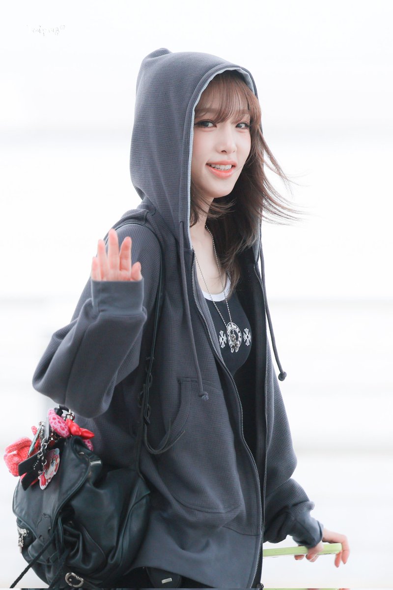 내가가짜예나 tweet media