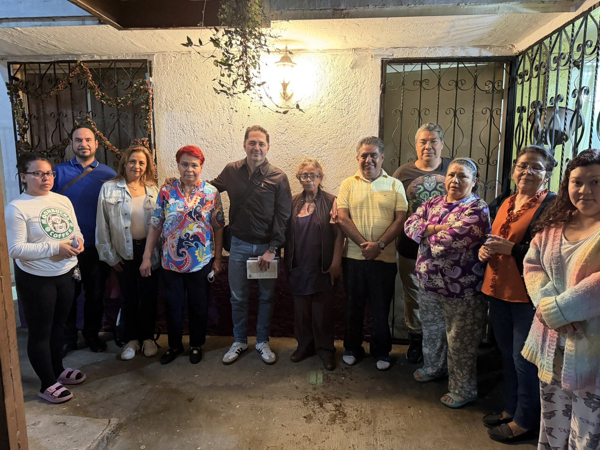 HugoTorresCDMX's tweet photo. En la noche seguimos recorriendo y ahora anduvimos en #Portales #BenitoJuarez visitando a nuestros vecinos.
#Concejal
#Recorridos https://t.co/r0b8Egb0C9