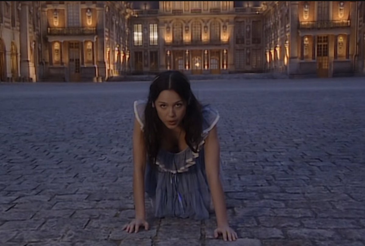 Petra Collins devorando como siempre con sus visuales en Drop Dead