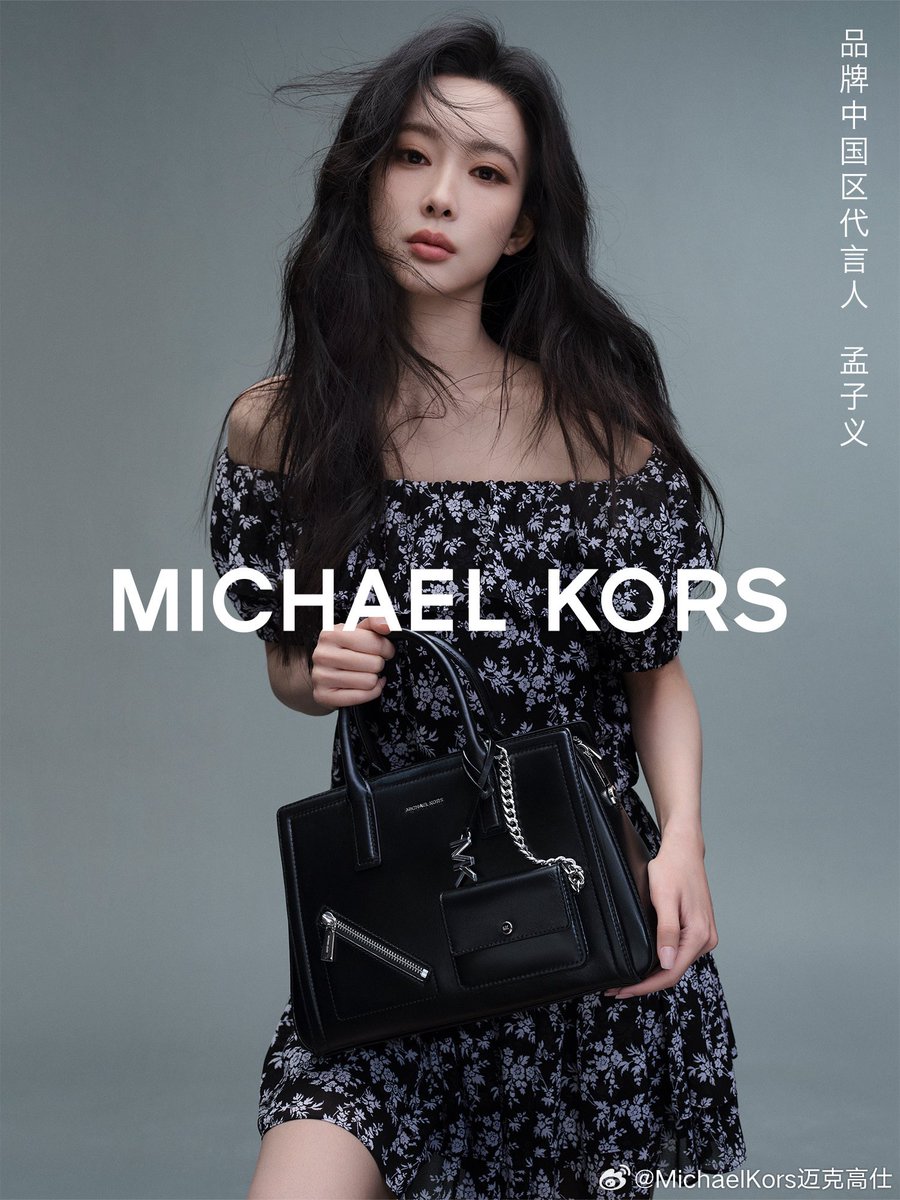 OnlyMengZiYi's tweet image. #MichaelKors Weibo update
Brand Ambassador for Greater China #เมิ่งจื่ออี้ ปรากฏตัวในลุคสุดคูลด้วยการสวมชุดเดรสพิมพ์ลายเปิดไหล่จากคอลเลกชัน MK2026 Spring/Summer พร้อมถือกระเป๋าถือรุ่น MK LAILA
ให้คุณเลือกสะพายได้หลายสไตล์ตามใจชอบ~
#MengZiYi 
#MK