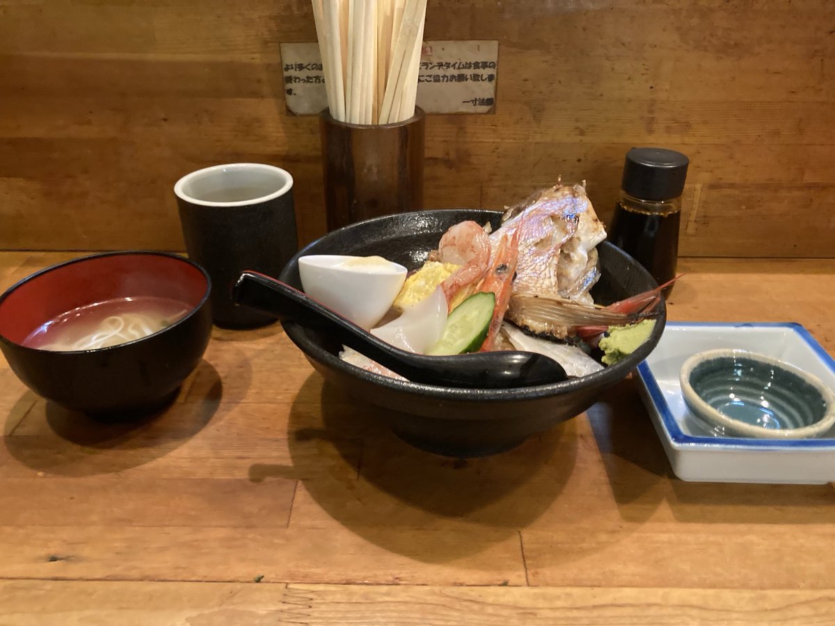 seijou777's tweet photo. 久しぶりの上海鮮丼大❣️
やっぱええわ大将覚えててくれて、ちゃんと目玉入ってた☺️ https://t.co/cXrhN6zxhC