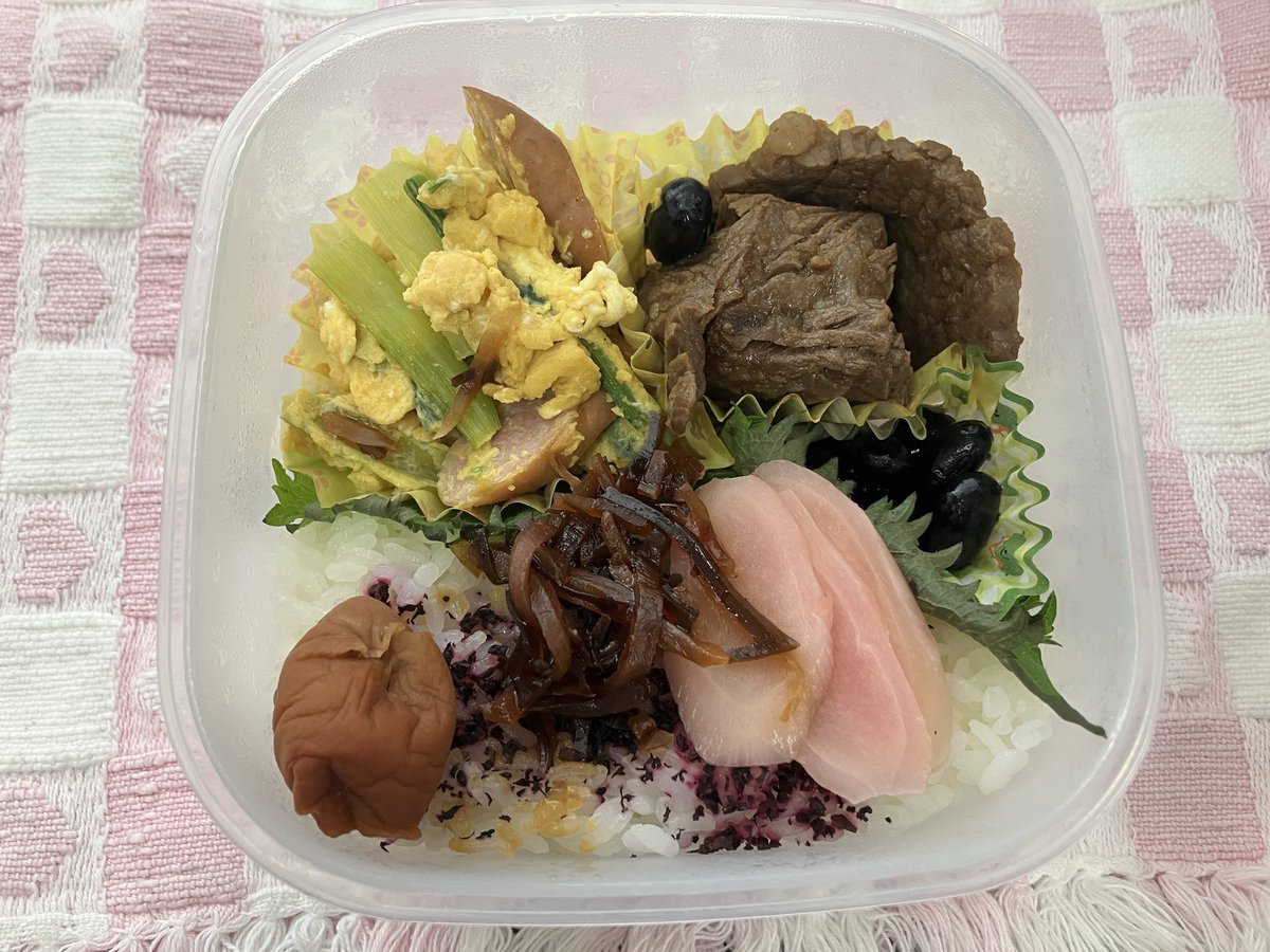 やっとお昼休み
お腹空いたー

先日の夕方
彼がスーパーで買ってくれた
半額の仙台牛のセット

焼肉のタレで炒めてお弁当に
臭みがなくまぁまぁ柔らかくて美味しい

やはり国産肉は
臭みがなくて美味しいよね😋