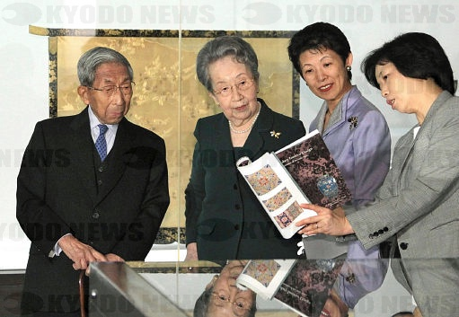 －5－
高円宮殿下に鳥取久子をと望まれたのは三笠宮殿下です。アメリカを訪問されたとき、通訳を担当した久子を気に入ったとのことでしたが、これを仕組んだのが他でもない小和田恒でした。鳥取久子にとり小和田恒は憧れの存在。恒の妻・優美子と久子妃は「大親友」なのだそうです。