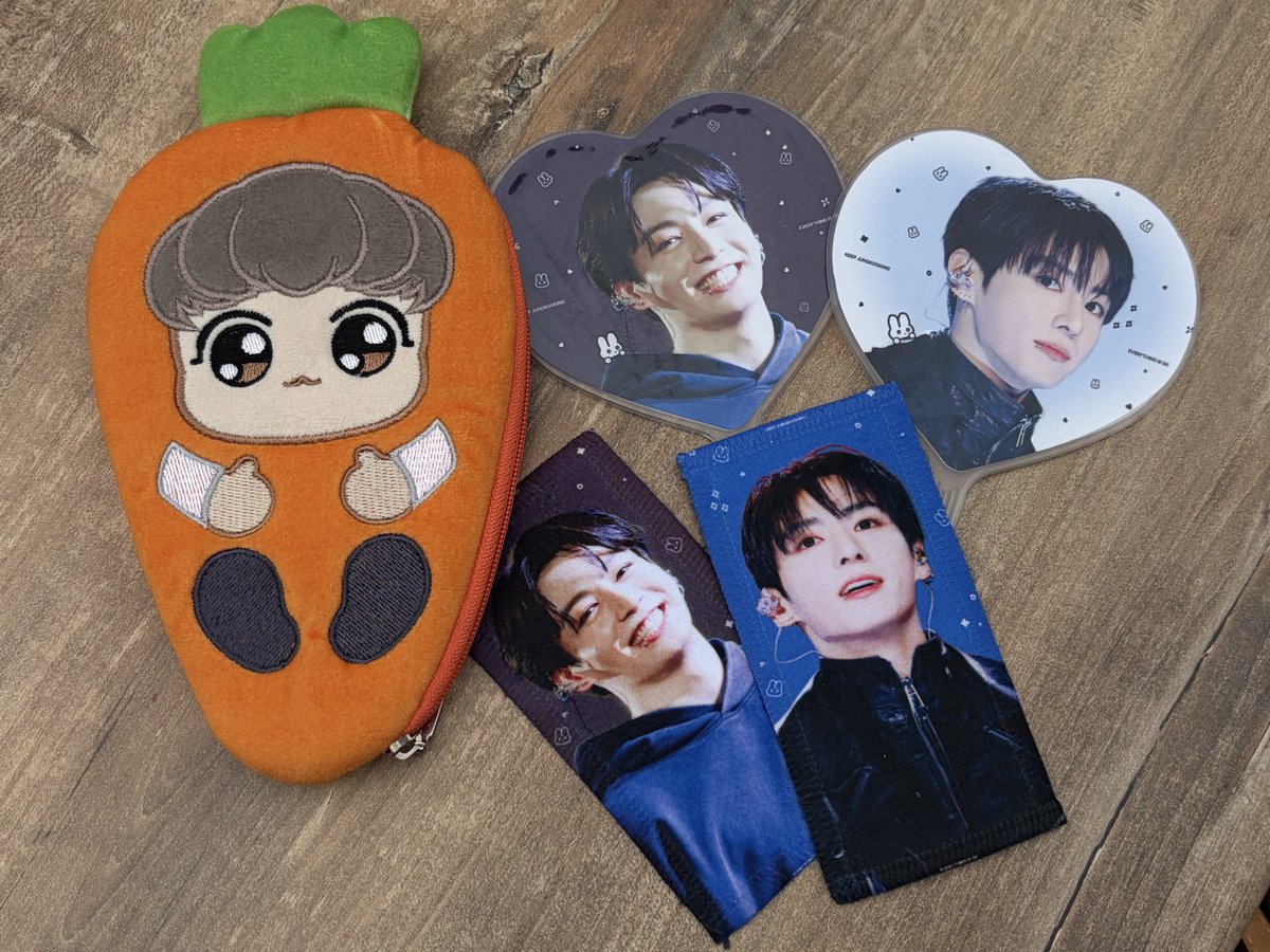 OK_JUNGKOOK_NET's tweet photo. 現地販売を開始しました！ 来るのは少し難しいかもしれませんが··· 会場から遠くありません🥰 https://t.co/VFtXCoZetn