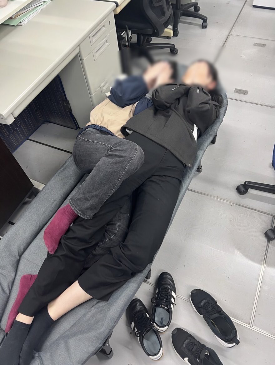 NozomiNishizawa's tweet photo. 徹夜作業用に買ったベッドですが、
試しに寝てみようと思ったら、
学生に止められました。

まずは私たちで確かめます！って。

女子学生２人が寝ても大丈夫なのを確認してから、やっと寝させてもらえました。
（なんでや！）
まぁ、総重量は私1人の方が…なので、しょうがないか。

ともかく寝心地は快適でした。

昨晩は今日のゼミ準備で泊まった学生が使ったようで寝心地はよかっただったみたいです。それより寒かったみたいですが。