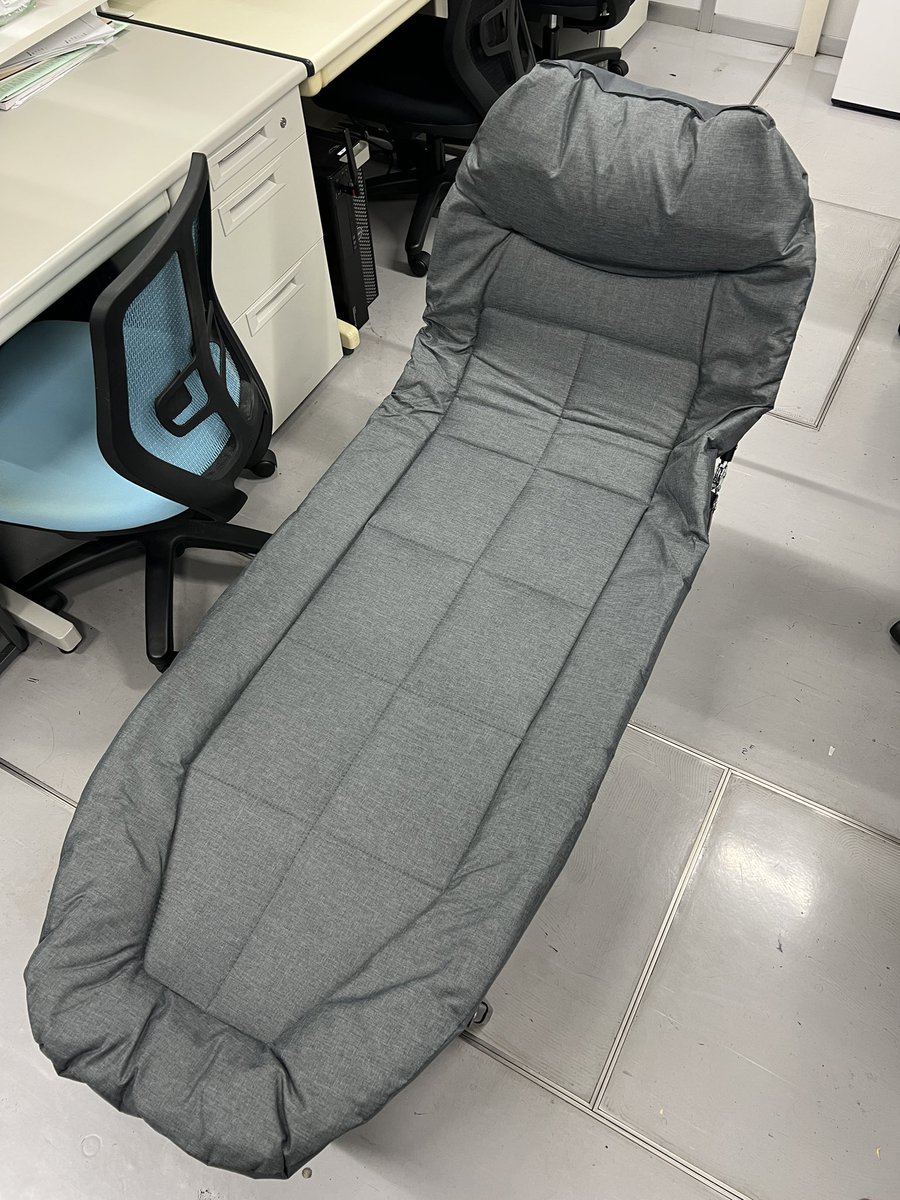 NozomiNishizawa's tweet photo. 徹夜作業用に買ったベッドですが、
試しに寝てみようと思ったら、
学生に止められました。

まずは私たちで確かめます！って。

女子学生２人が寝ても大丈夫なのを確認してから、やっと寝させてもらえました。
（なんでや！）
まぁ、総重量は私1人の方が…なので、しょうがないか。

ともかく寝心地は快適でした。

昨晩は今日のゼミ準備で泊まった学生が使ったようで寝心地はよかっただったみたいです。それより寒かったみたいですが。