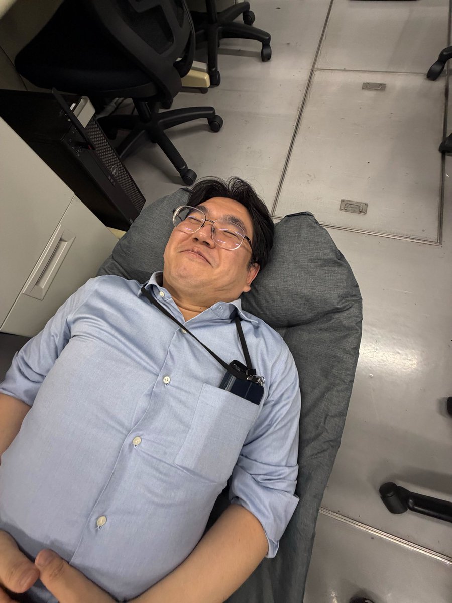 NozomiNishizawa's tweet photo. 徹夜作業用に買ったベッドですが、
試しに寝てみようと思ったら、
学生に止められました。

まずは私たちで確かめます！って。

女子学生２人が寝ても大丈夫なのを確認してから、やっと寝させてもらえました。
（なんでや！）
まぁ、総重量は私1人の方が…なので、しょうがないか。

ともかく寝心地は快適でした。

昨晩は今日のゼミ準備で泊まった学生が使ったようで寝心地はよかっただったみたいです。それより寒かったみたいですが。