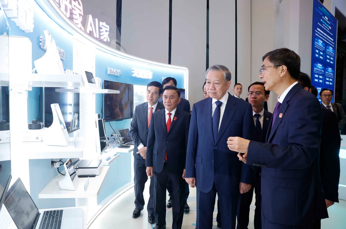 VietnamNewsVNS's tweet photo. 🇻🇳🇨🇳 Party General Secretary, President Tô Lâm visited the China–ASEAN #AI Application Cooperation Centre in Nanning City today as part of the visit to China. He tried the AI glasses with real-time translation capacity.

📸 VNA/VNS Photos https://t.co/NI3oU0LAOA