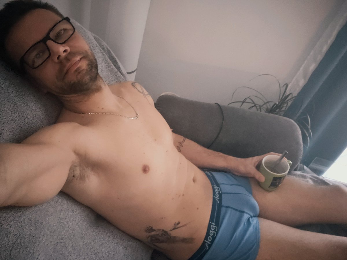 Morning coma. I should be going to work🤣
Reggeli kómás. Pedig indulnom kéne dolgozni🤣
