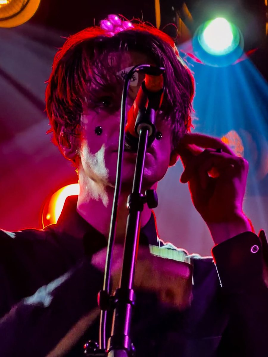 dailyDWeekes's tweet photo. iDKHOW at paradise rock club ‼️
The colours in these are so beautiful omg https://t.co/tqEpxoNAds