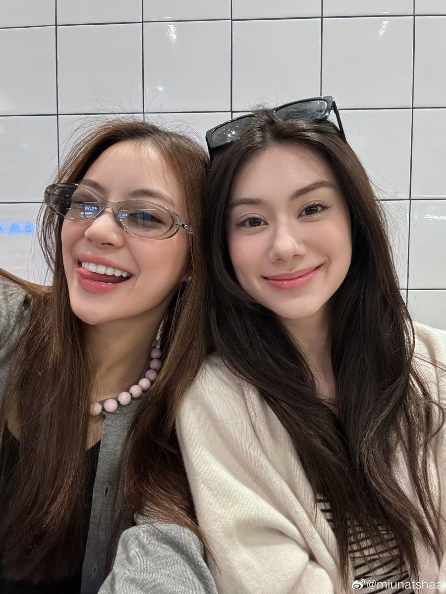 mlformiulena's tweet photo. miu weibo update with madame lee safe flight my girls 🤍🤍

#ลีน่าหมิว #LenaMiu https://t.co/hNe1iF95lD