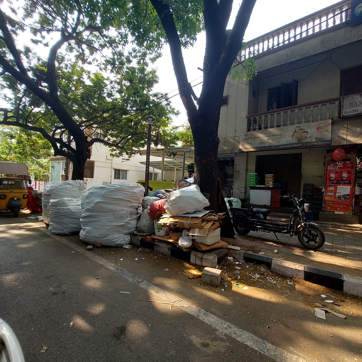 heart_darker's tweet photo. @blrcitytraffic Despite repeated complaints, no visible action has been taken. Scrap materials are still being dumped on the road &amp; footpath near a traffic signal. Either enforce the law &amp; shut this down or be transparent that no action will be taken. https://t.co/1F93WoCNUP