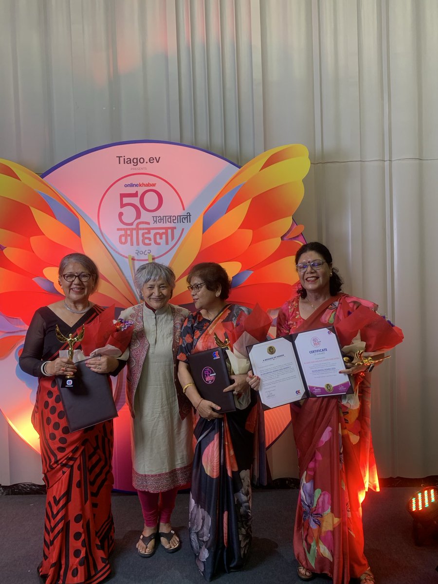 HisilaPost's tweet photo. धीलै भए पनि बधाई! कति खुशी भएं…. पोखराको Three Sisters Travel Association का तीन दिदी बहिनी भेट्दा… म २०६५ पर्यतन मन्त्री हॅदा भेटेका थियौं ! आज तिनीहरु सम्मानित! @ https://t.co/rH7zWad5dk https://t.co/tN98eXn5Mk