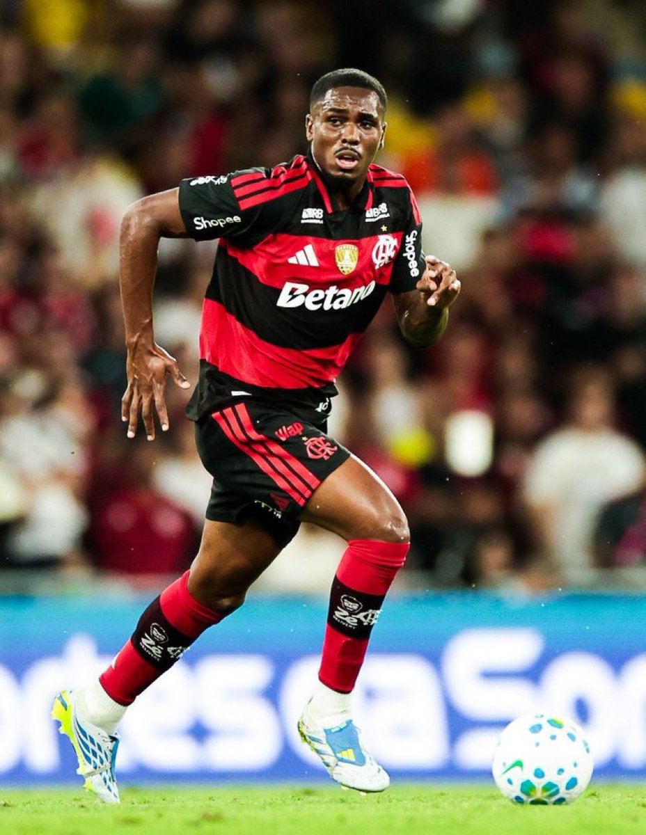 Evertton Araújo vem trabalhando quieto e mostrando resultados. Tem sido o cão de guarda pra dar liberdade a Paquetá, sendo alguém que vem caprichando mais nos passes e acima de tudo, perfeito nos desarmes e no poderio físico. Aos 23 anos, ele consegue sequência e um detalhe