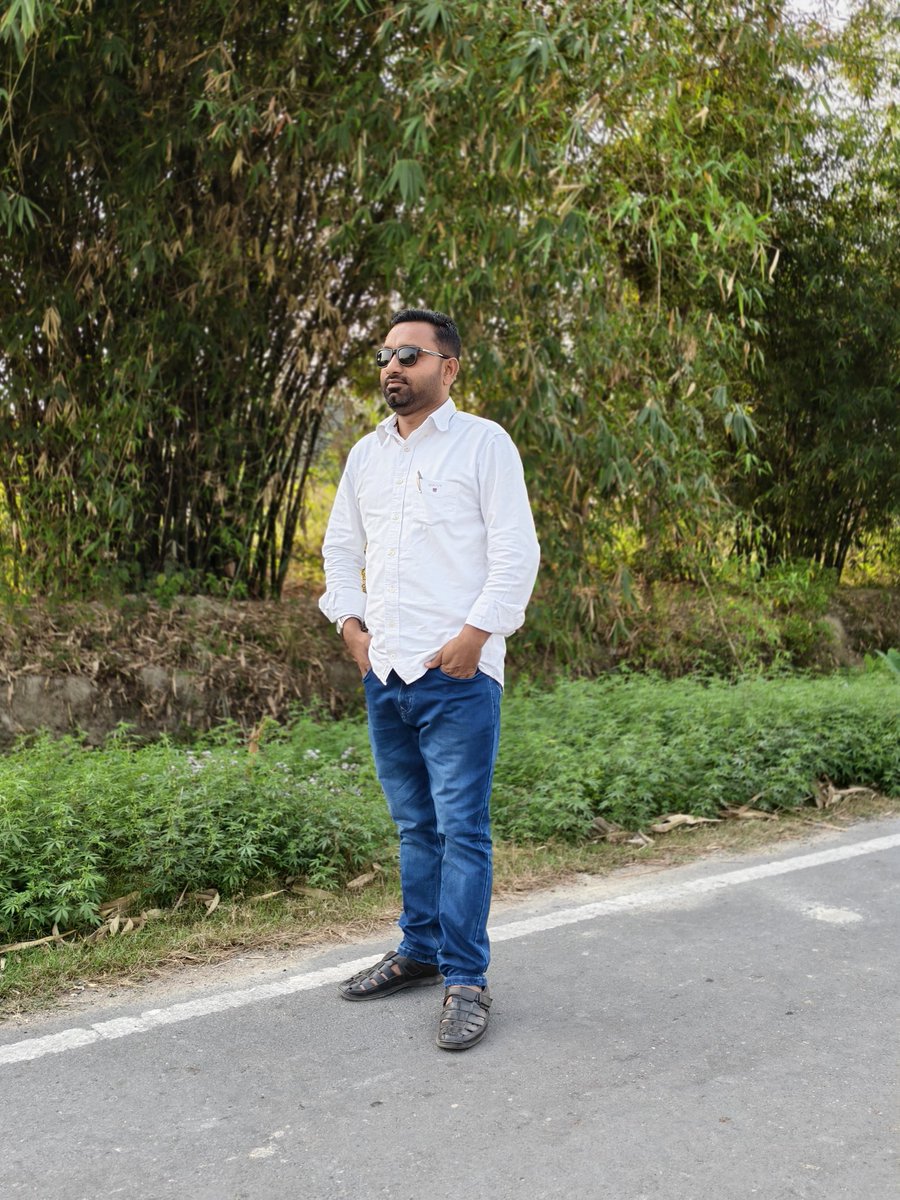IAM_IAG's tweet photo. आखिर #कितना_बुरा_लगता होगा उस #नीम को.. 
जिसकी #छांव में #बैठ कर लोग उसे ही #कडवा कहते है .. https://t.co/VZ722MwTiO