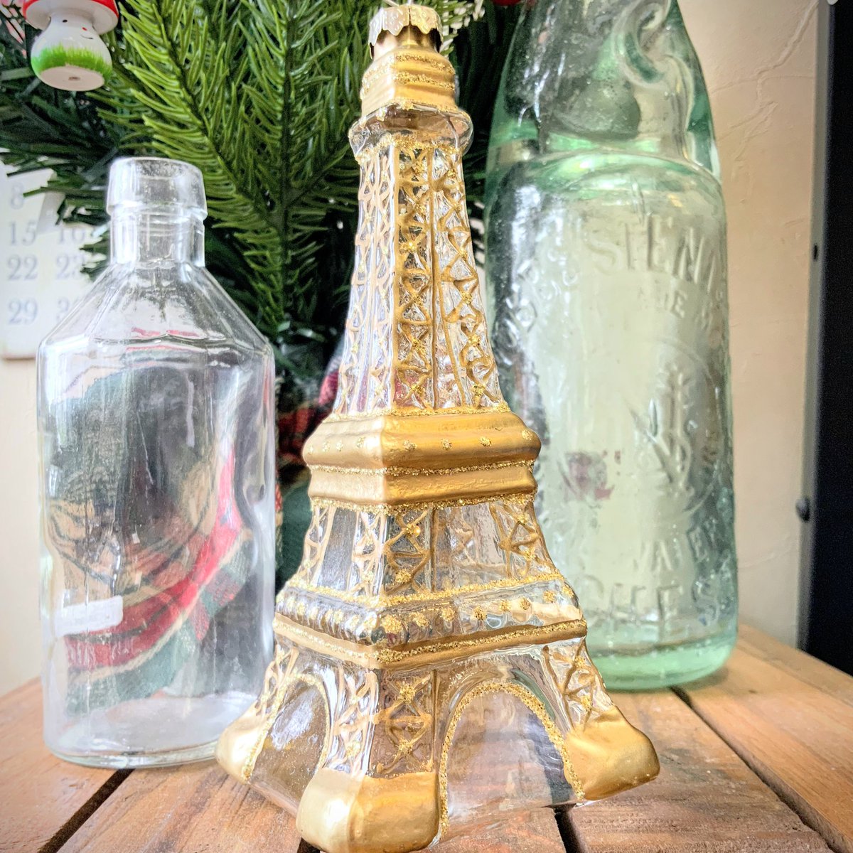 ⳹フレンチインテリアに ⳼
エッフェル塔 オーナメント

細かなディテールが施されていて、通年飾れるガラス製オーナメント。
古いポストカードや洋書と一緒に並べたり、ドライフラワーと一緒に飾っても💐

ᝰ✍︎꙳⋆

本日4/17(金)は、13-18時まで営業です。
皆さまのご来店をお待ちしております🤗