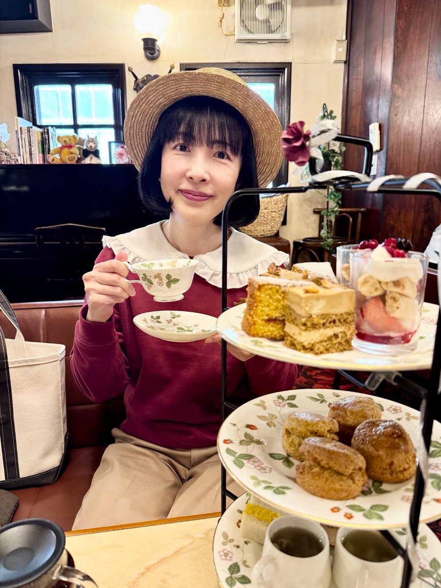 3回目のウルフズティールームさん！3月末とはメニューが変わってこれまた全て美味しかったです最高☺️💕今日はトモちゃんと一緒に行きましたがトモちゃんも全部美味しいと言ってました。よかった☺️「イートンメス」が美味しかったよ「イートンメス」🍓お茶は「蜜香紅茶」が美味しかった！☕️