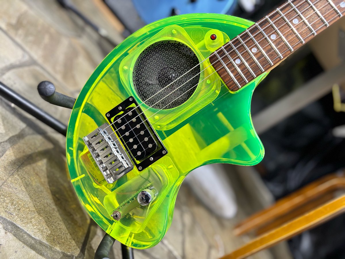 bbsapporock's tweet image. スタッフ髙橋です👾

#used【#FERNANDES ZO-3 Acrylic】

委託品として入荷🚚💨

小さな汚れはありますが、 目につく傷・使用感は無くとても状態のいい一本です🐘

アクリルボディは小さいけれどしっかり重量感があります💪
鼻を模したヘッドもキュート🩷

専用ソフトケース付属です👍

#BIGBOSS札幌