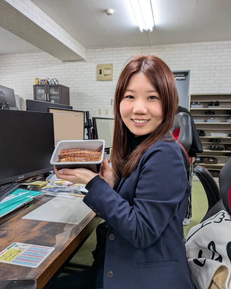 WORKidNext's tweet photo. 社長が朝礼でプレゼントの予告🎁
処遇改善加算の計画作成お疲れさま!ということで、お昼に豪華な"うな丼"が振る舞われました✨
在宅予定のスタッフも急きょ出社して笑
みんなで美味しくいただいています🤤
午後もスタミナ全開で頑張ります🚀
#朝礼 #WORKid https://t.co/vxgXmTBwEQ