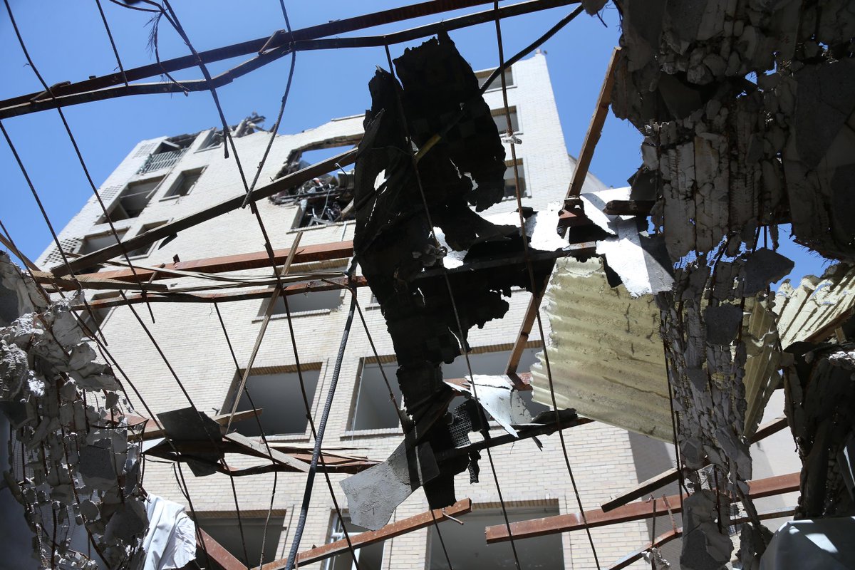 XHNews's tweet image. Latest on #MiddleEast tensions:
- Trump: #Iran war could end "pretty soon"; #US, Iran may restart talks over weekend
- Iran's parliament speaker affirms Tehran's commitment to peace, blames U.S. unreliability for impasse
- U.S. top general says to hunt Iranian-flagged ships