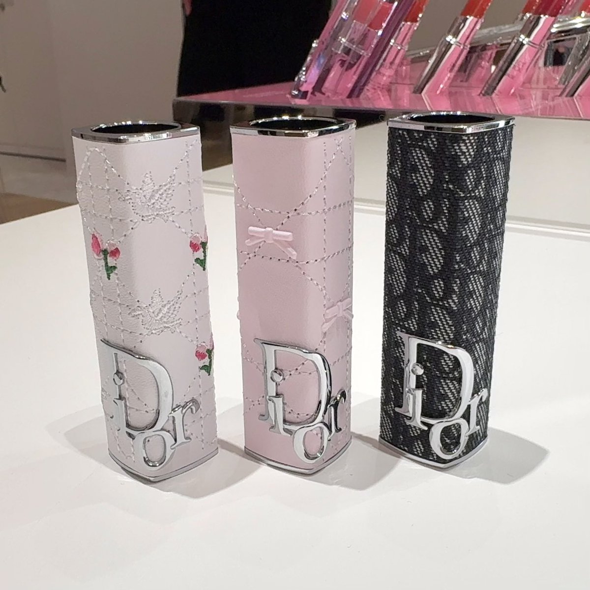 Diorの新作、グロスinリップスティックとーーーっても可愛くて眼福（ ;  ; ）
とろっと唇の上でジェルに変わってうるっと包み込んでくれる新感覚。リップケースも細部まで美しくてうっとり。個人的推し色は、うさぎ舌カラーの306,華やかだけど肌馴染みの良い309🎀 gift