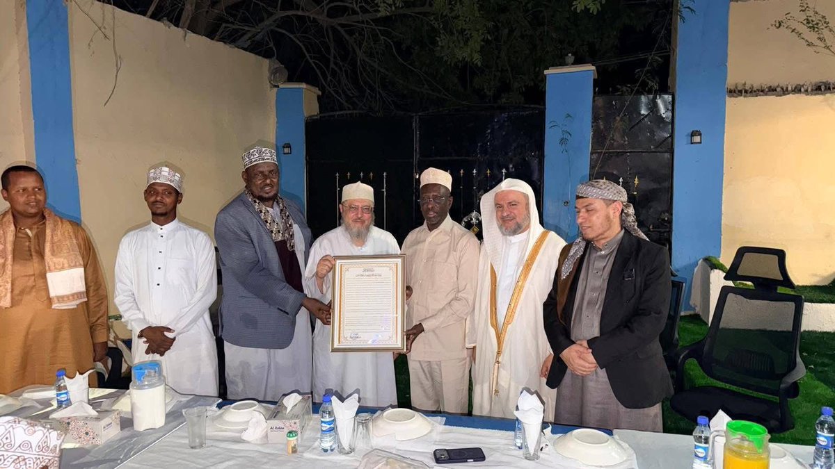 ShaakirAbdulla1's tweet image. Congratulations to The President  @HESharifShAhmed on earning his Qur’an Ijazah, true dedication and discipline. Allahumma Baarik

#Congratulations #Quran #Tajweed #Somalia