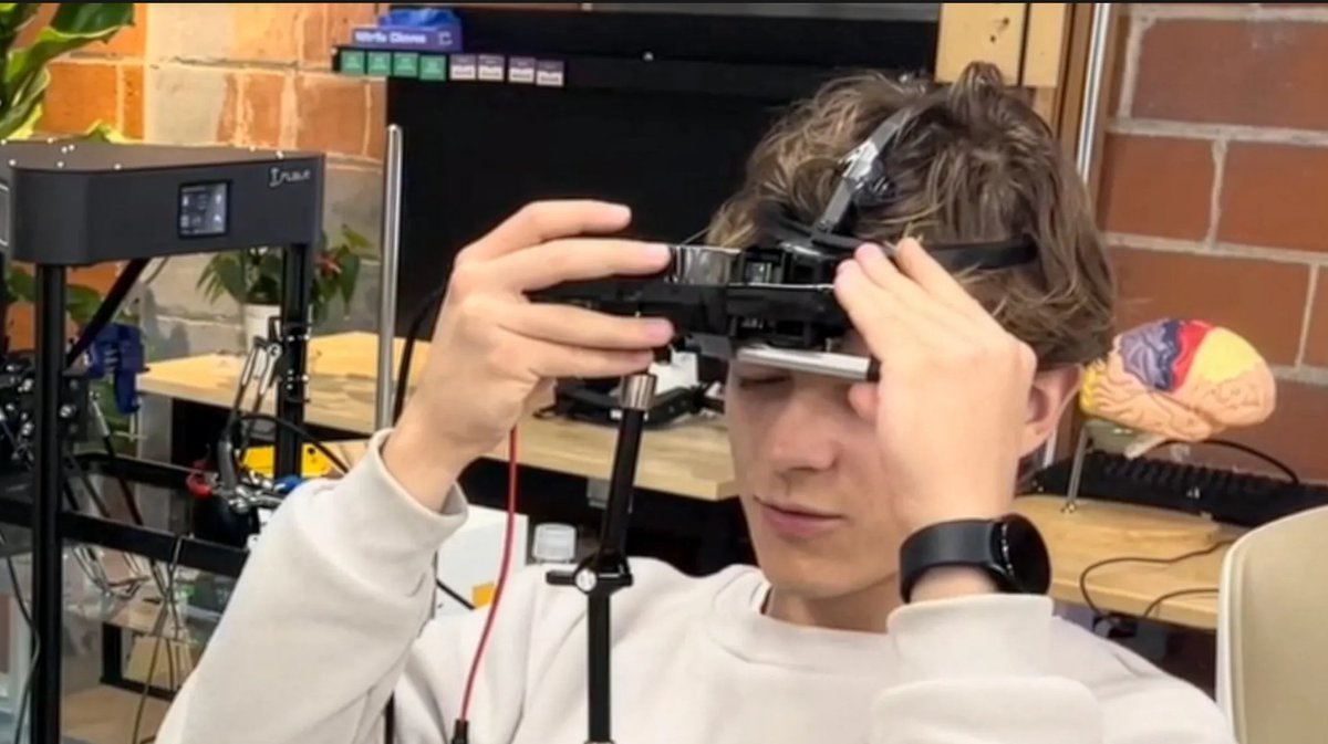 SkarredGhost's tweet image. This has been for sure the most fascinating #VR news of the week: a system to induce smell sensations just using ultrasound waves.

Some researchers crafted a device that rests on your forehead and is able to send ultrasound waves directed towards your olfactory bulb, altering
