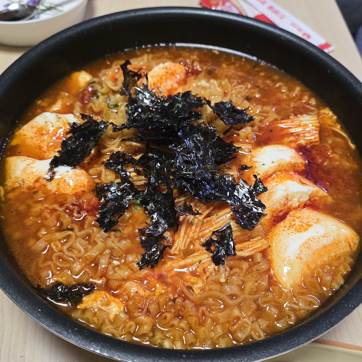muggusipda's tweet photo. 오랜만이에용 ..ㅎㅎ 
회사가 너무 바빠서 아무것도 못 올렸네요🥹🥹🥹

나름 이것저것 해먹어봤는데 
미역열라면 진짜 맛있더라구요 강추 https://t.co/NHSOe2nlES