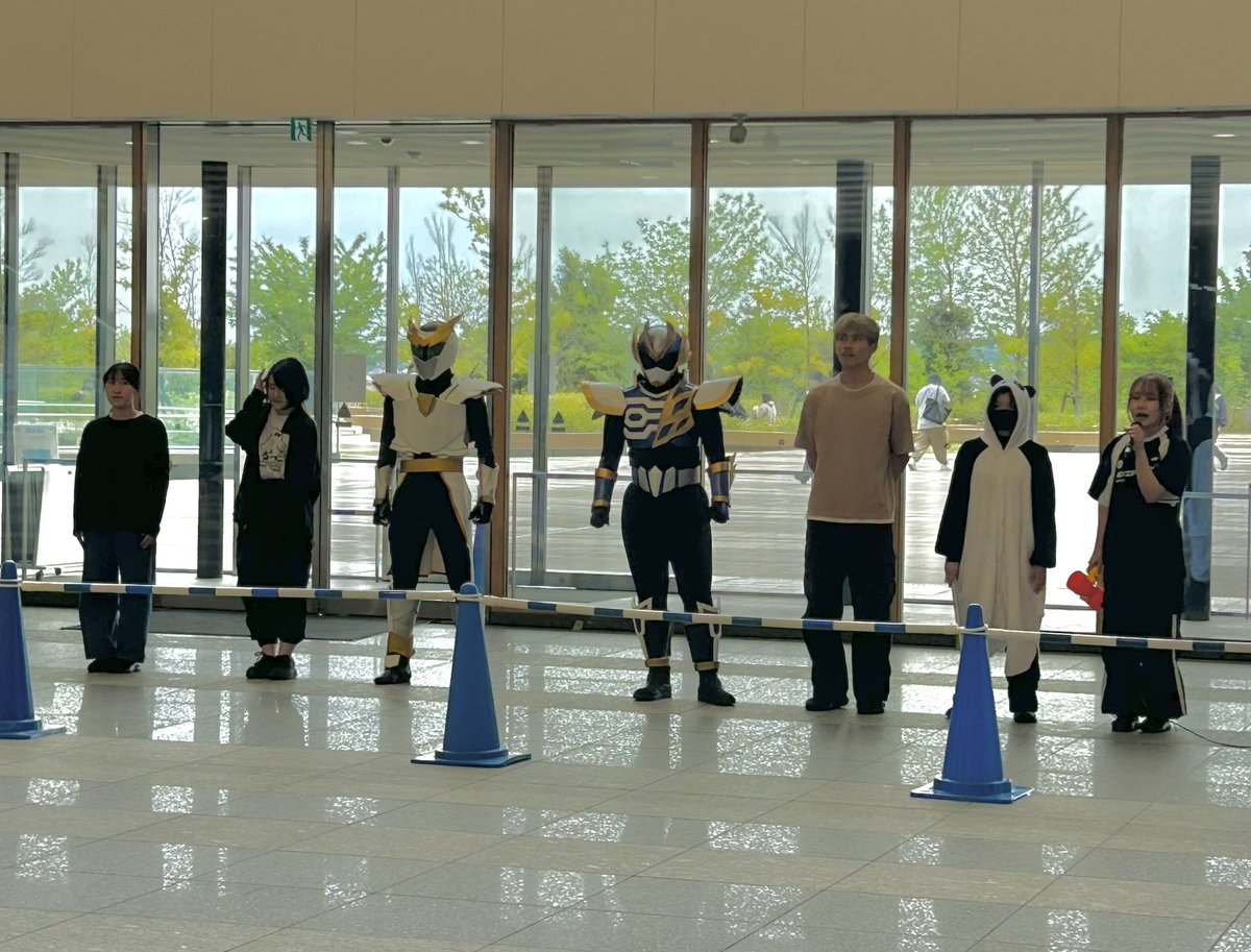 新歓パフォーマンス見に来て下さった方々ありがとうございました！！！
このあとアクションクラブの先輩ヒーロー蒼穹騎士シエルが遊びに来てくださるそうです！
勧誘期間最後まで頑張りますので是非遊びにいらしてくださ〜い！！！！！
#帝京アクション
#春から帝京