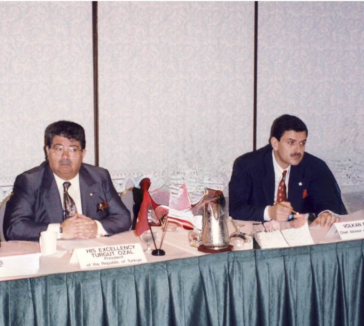 Maiyetinde Cumhurbaşkanı Özel Kalem Müdürü ve Dışişleri Başdanışmanı olarak görev yapmaktan onur duyduğum 8. Cumhurbaşkanımız Sayın Turgut Özal’ı, vefatının 33. yıldönümünde saygı ve rahmetle anıyorum.🙏
