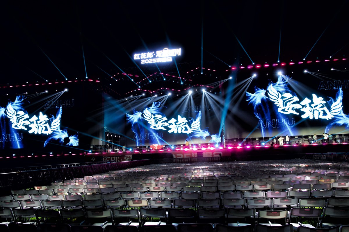 AguiloF's tweet image. Catch the live show tonight! Lights, music, unforgettable moments—don’t miss out!  #LivePerformance #MustSee