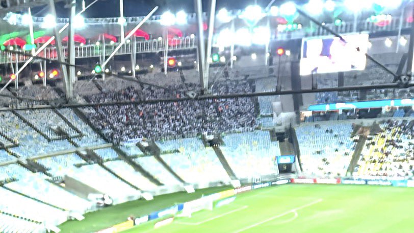 Vocês que estão impressionados com os argentinos, precisam prestar atenção nos colombianos.

A distância pra eles é bem maior que Argentina-Paraguai, por exemplo, e ainda assim qualquer time médio de lá metem 2000 pessoas.

Essa foto é de Flu x Once Caldas, pela FASE DE GRUPOS DA