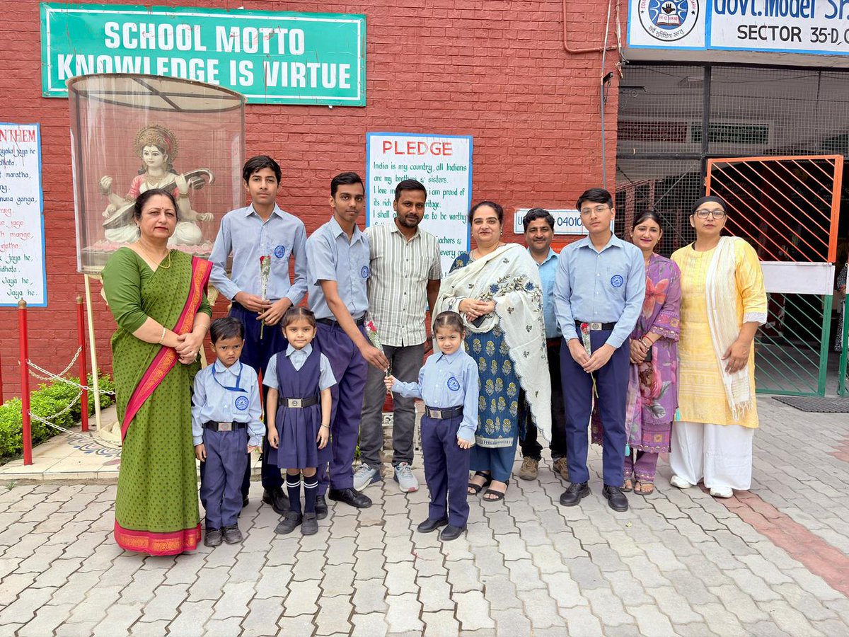 SchoolEduChd's tweet photo. Special applause to Vishnu Dev (98.2%)  @35Gmsss for his outstanding achievement! He is placed 3rd among the government school students @SchoolEduChd
Balvatika 1 students of GMSSS Sec-35D, Chandigarh, warmly honoured Class X CBSE toppers (90%+) with flowers.
Principal Ms. Seema Grover  congratulated students & parents, wishing them continued success ahead.