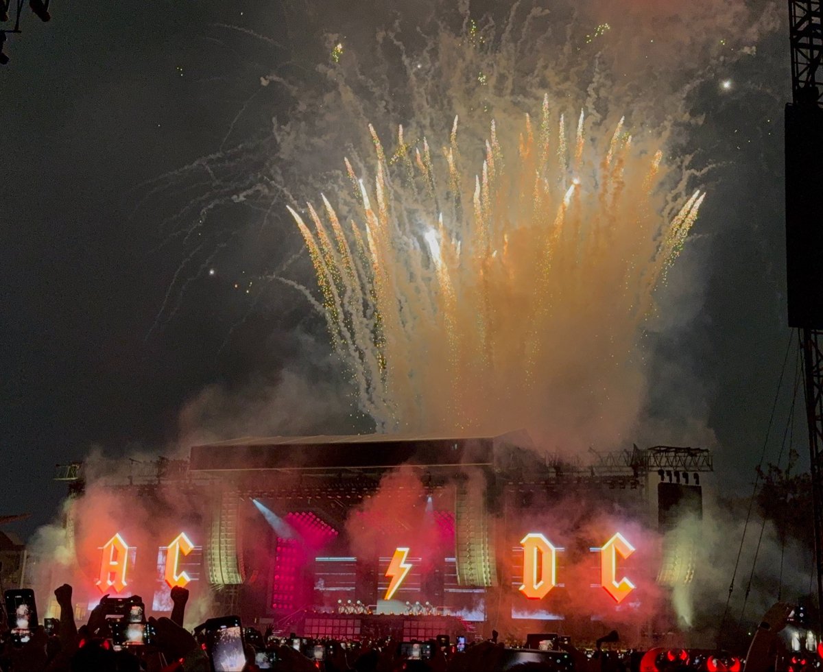 DileDiler's tweet photo. Que chingón vivir en la misma época que AC/DC. ⚡️ https://t.co/817y9JOW1R