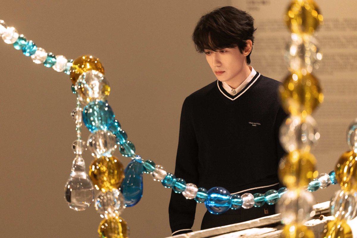 wenella_subs's tweet photo. /1 Apr 17 Zhu Yilong Studio: "The glass reflects the light, allowing one to quietly appreciate the flow of light and capture a serene moment."

#ZhuYilong #朱一龍 #朱一龙 https://t.co/u4bTN9afRl