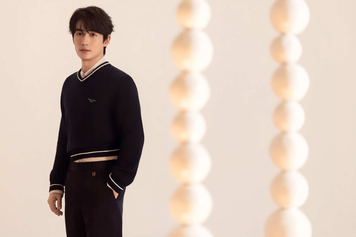 wenella_subs's tweet photo. /1 Apr 17 Zhu Yilong Studio: "The glass reflects the light, allowing one to quietly appreciate the flow of light and capture a serene moment."

#ZhuYilong #朱一龍 #朱一龙 https://t.co/u4bTN9afRl