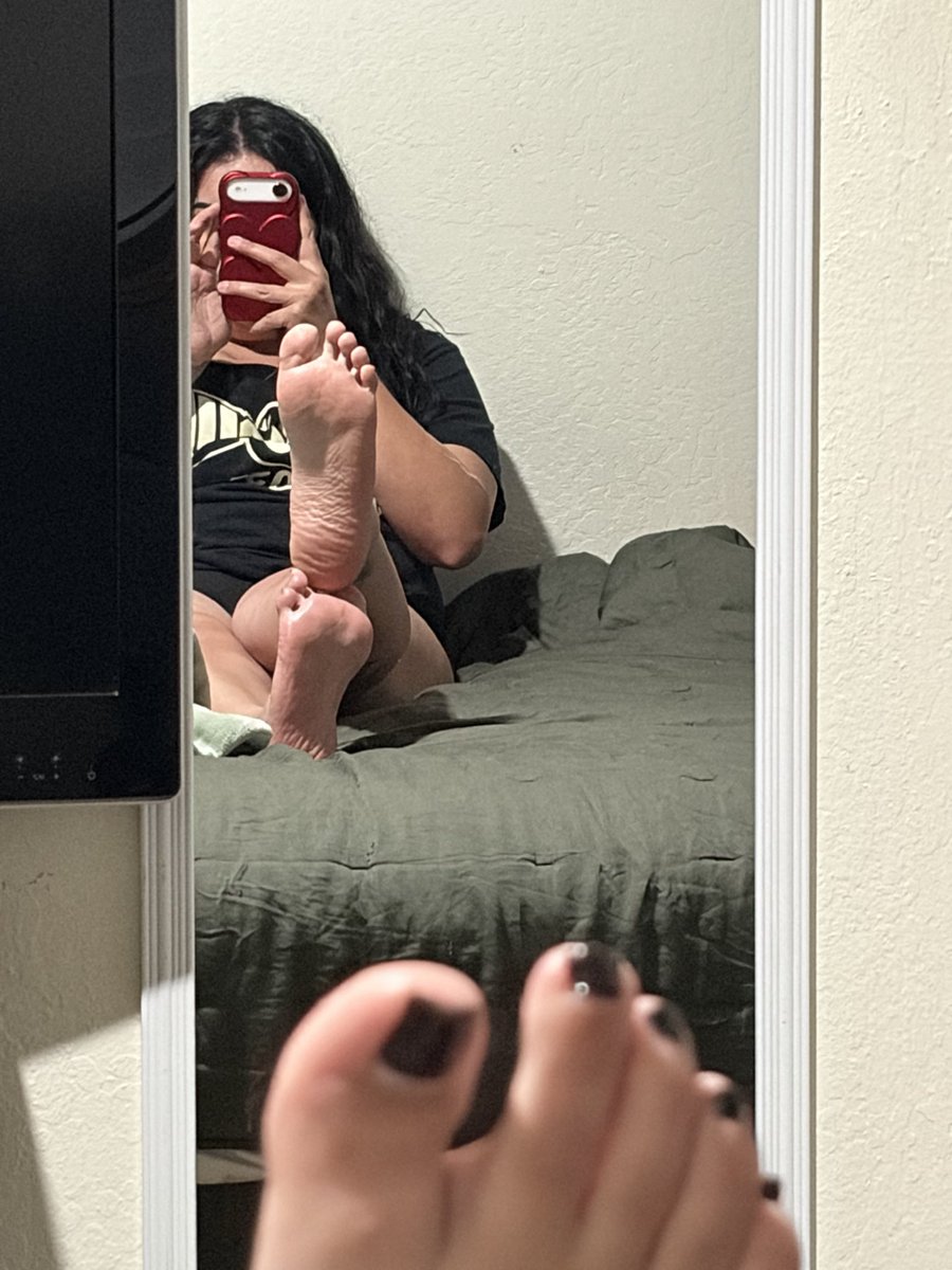 DaFeetPlease tweet media