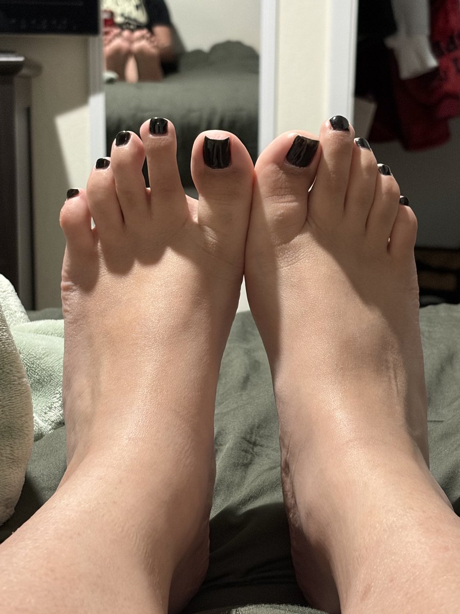 DaFeetPlease tweet media