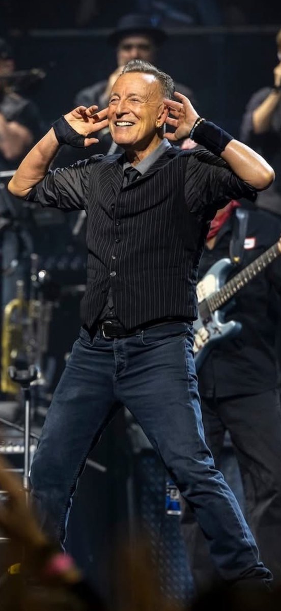 “…Los Angeles!!! 
I can't hear yoooouuuu!!!…”

❤️🎸🇺🇸🎷🇮🇹❤️🚂❤️
📸 : <a href="/PamSpringsteen/">Pam Springsteen</a> 

#FromItalyForBruce
#TheBoss
#NoKings
#OneBoss 
#Springsteen
#BruceSpringsteen
#Springteenism
#LOHADTour
#SpringsteenTour2026
#April17
#17Aprile